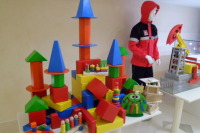 Стенд первого российского бренда деревянной игрушки (фабрика г.Краснокаменска). На заднем плане - манекен в спецовке Лукойла, символ добычи и переработки нефти