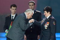 Леонид Рошаль поздравляет Елену Ладожину