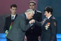 Леонид Рошаль поздравляет Елену Ладожину