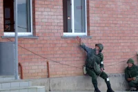 Бойцы российской военной части, расположенной на территории республики, тоже времени не теряют. По легенде проводимых учений, захватили контрольно-пропускной пункт стратегического объекта