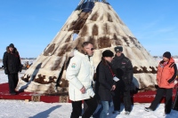 Чум-резиденция Правительства НАО на Буран Дэй. Ещё 5 лет назад Игорь Кошин сам выигрывал эти гонки, а теперь приурочивает к ним подписание контрактов с нефтяниками