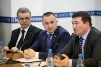 Депутат Госдумы Антон Ищенко (в центре) и председатель Комитета по технологическому проектированию объектов производственного назначения Игорь Мещерин