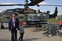 Виктор Озеров с внуком Алексеем на фоне Ка-52 Аллигатор