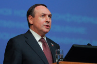 Об открытии конференции торжественно объявил председатель комитета по образованию Госдумы России, председатель правления фонда Русский мир Вячеслав Никонов