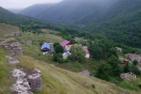 Горное селение Джер расположено не только в природном, но и в историческом заповеднике: на склонах ущелья тут и там видны развалины древних крепостей и сторожевых застав.