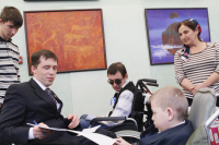 Депутат Госдумы Михаил Терентьев и участник выставки Алексей Леонов