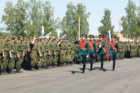 Участники сбора, под знамя, смирно!