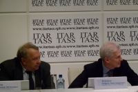 Владимир Фортов и Андрей Фурсенко слушают директора Русского музея