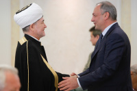 Заместитель Руководителя Администрации Президента РФ Магомедсалам Магомедов и председатель Совета муфтиев России Равиль Гайнутдинов