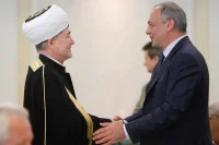 Заместитель Руководителя Администрации Президента РФ Магомедсалам Магомедов и председатель Совета муфтиев России Равиль Гайнутдинов