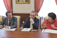 Руководитель московского Театра эстрады Геннадий Хазанов, учитель русского языка и литературы школы №578 г. Москвы Эльвира Кравченко и глава Госдумы Сергей Нарышкин 