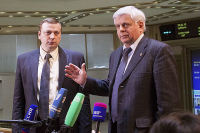 На вопросы журналистов отвечают Максим Матюшкин (слева) и Владимир Соловьев