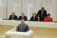 Выступает Владимир Петров