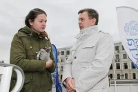 Игорь Борисов беседует с журналистом