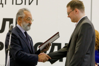 Артур Чилингаров вручает награду Владимиру Медведеву