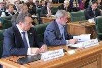 Первый зам.председателя комитета ГД по региональной политике и проблемам Севера и Дальнего Востока Валентина Пивненко (на втором плане), сенаторы от Камчатки Б.Невзоров и от ЯНАО А.Ермаков