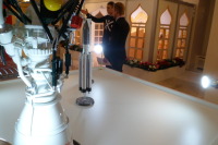 Ракетный двигатель производства пермской оборонки на фоне шатра с иконой Николая Чудотворца