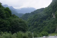 Алагирское ущелье. Здесь еще российская территория, поэтому дорога хорошо укатана...