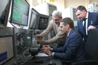  Сергей Нарышкин пробует самостоятельно «пристыковать» корабль «Союз» к МКС на тренажёре