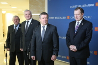 Сенатор от Заксобрания Карелии В.Фёдоров, карельские спикер В.Семёнов и губернатор А.Худилайнен, сенатор от Правительства Карелии С.Катанандов