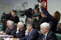 Сенаторы слушают, пресса - снимает