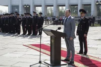 Антон Цветков обращается с приветственным словом к сотрудникам полиции, принявшим присягу.