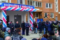 На вручении ключей от квартир военнослужащим и членам их семей, много лет ожидавшим получения законного жилья.