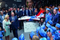 Президент России Владимир Путин во время посещения павильона Международного фестиваля детского и молодежного научно-технического творчества «От винта!», соорганизаторами которого являются «ОФИЦЕРЫ РОССИИ».