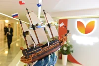 Фирменный торт воронежских кондитеров украшен силуэтом парусника, построенного по проекту Петра I на воронежской верфи