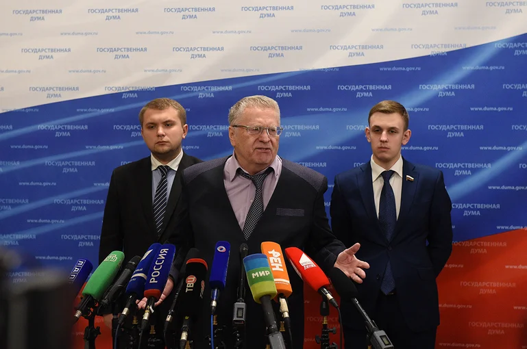 Лидер фракции ЛДПР Владимир Жириновский считает, что надо повышать расходы на развитие транспорта и строительство жилья. Он также предложил запустить в оборот все пахотные земли, с которых можно получить «миллионы тонн продовольствия».