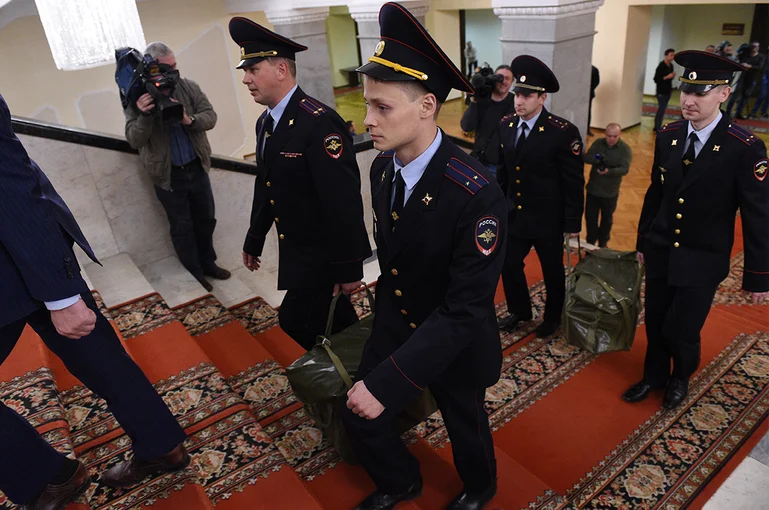 Сотрудники Государственной фельдъегерской службы России во время доставки документов проекта закона "О федеральном бюджете на 2017 год и на плановый период 2018 и 2019 годов" в Государственную думу РФ из Дома правительства РФ. 