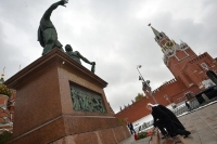 Владимир Путин и патриарх Кирилл возложили цветы к памятнику Минину и Пожарскому на Красной площади