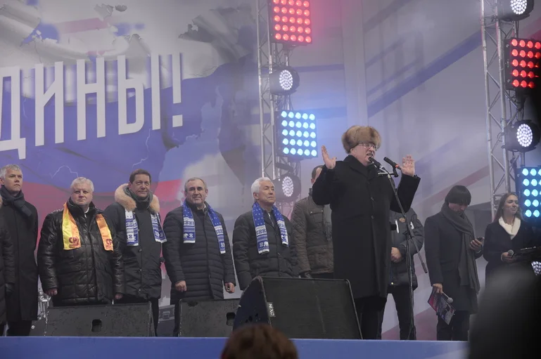 Открытие праздничного митинга-концерта на Манежной площади в честь Дня народного единства. Слева - направо: лидер 