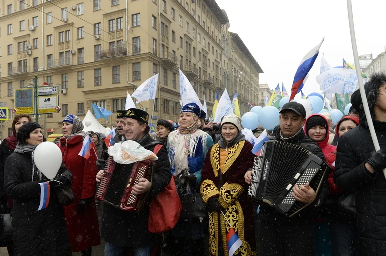 Народы России празднуют День народного единства в Москве. Праздничное шествие по Тверской улице.