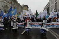 Праздничное шествие по Тверской улице в Москве в честь Дня народного единства.