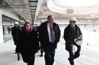 Зинаида Драгункина и Вадим Тюльпанов осматривают ход реконструкции центральной арены