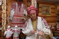Куклы в традиционных костюмах и картины на бересте представил Брянский областной центр народного творчества