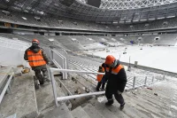Установка перил, разделяющих сектора болельщикова