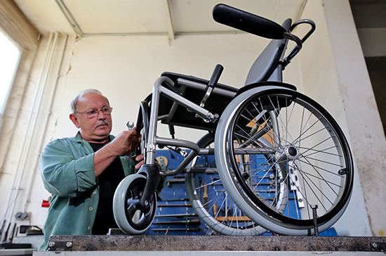 Инвалидам дадут сертификат на костыли и коляски