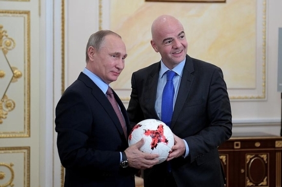 Владимир Путин пообещал главе ФИФА достроить стадион в Петербурге до конца года