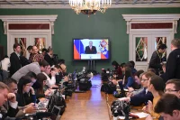 Журналисты в пресс-центре.