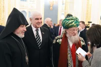 Верховный патриарх и католикос всех армян Гарегин II, депутат Фатих Сибагатуллин и верховный муфтий России Талгат Таджуддин (слева направо)
