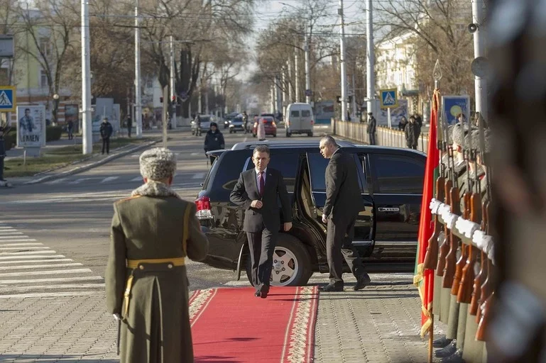 Ровно в полдень по местному времени (в 13:00 по Москве) автомобильный кортеж остановился у республиканского театра. Фото Сергея Соколова