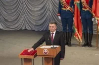 Произнося слова присяги, Вадим Красносельский пообещал, осуществляя полномочия президента Приднестровской Молдавской Республики, уважать и охранять права и свободы человека и гражданина, соблюдать и защищать Конституцию Приднестровской Молдавской Республики и законы Приднестровской Молдавской Республики, защищать суверенитет и независимость, безопасность и целостность государства. Фото Владислава Аджема