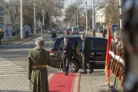 Ровно в полдень по местному времени (в 13:00 по Москве) автомобильный кортеж остановился у республиканского театра. Фото Сергея Соколова