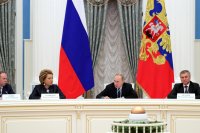 Путин попросил парламентариев бережно относиться к изменению законов