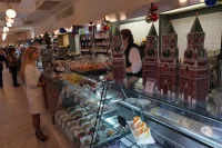 В думском буфете по традиции продаются картонные «Кремли» с конфетами, и начинённые сладостями разноцветные петухи.