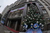 Сначала две большие ёлки поставили перед старым зданием Госдумы на Охотном ряду, затем «новогодние красавицы», украшенные золотыми и красными шарами, появились на первых этажах старого и нового здания.