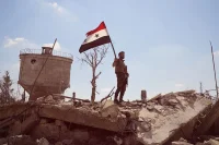 Первый захваченный флаг ИГ в Пальмире на развалинах старого города. Сирия, 26.03.2016. Фото Александр Пушин / ВГТРК