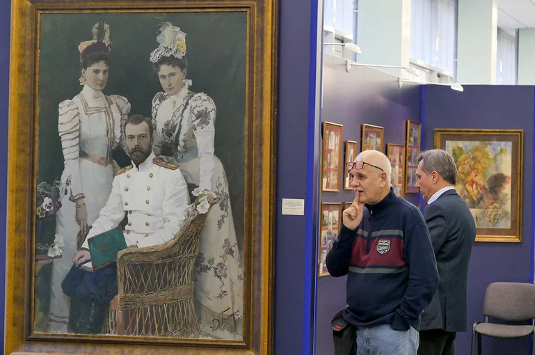 У картины «Государь Император Николай Александрович, Государыня Императрица Екатерина Федоровна и Великая Княгиня Елизавета Федоровна» Дмитрия Белюкина